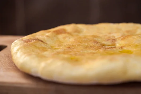 Traditional Georgian pie - khachapuri, is a cake baked in the ov — Stock Photo, Image