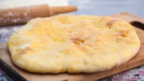 Torta georgiana tradicional - khachapuri, é um bolo assado no ov — Fotografia de Stock