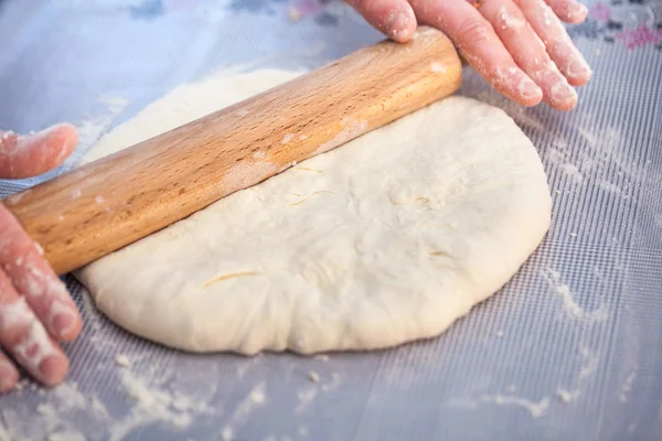 Baker manos preparando khachapuri en la mesa de la cocina. Vista sobre cocinero —  Fotos de Stock