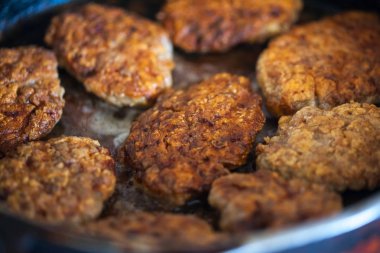 Biftek bir tavada ocakta kavrulmuş. Kızarmış pirzola