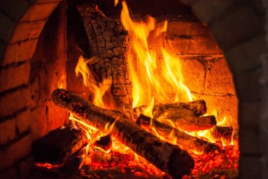 Şöminede ateş yanar, ısınmak için ateş.