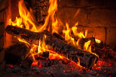 Şöminede ateş yanar, ısınmak için ateş.