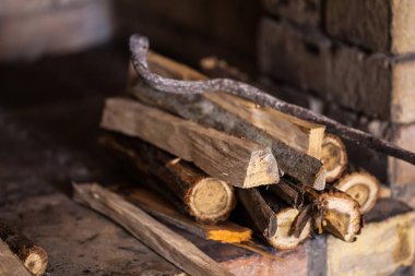 taş şömineyi olmadan ateş yakacak odun ile kış