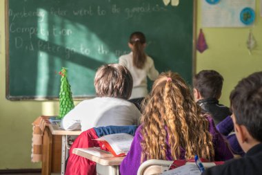 çocuk aktif olarak sınıfta katılmak, okumak ve dinlemek için t