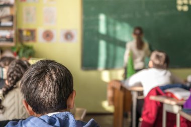 çocuk aktif olarak sınıfta katılmak, okumak ve dinlemek için t