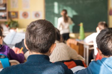 çocuk aktif olarak sınıfta katılmak, okumak ve dinlemek için t