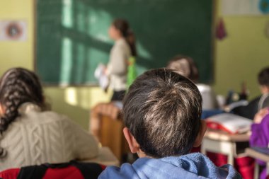 çocuk aktif olarak sınıfta katılmak, okumak ve dinlemek için t