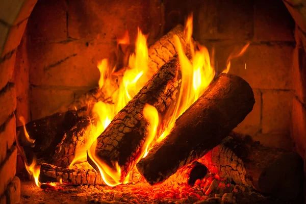 En brand brinner i en öppen spis, eld för att hålla värmen — Stockfoto