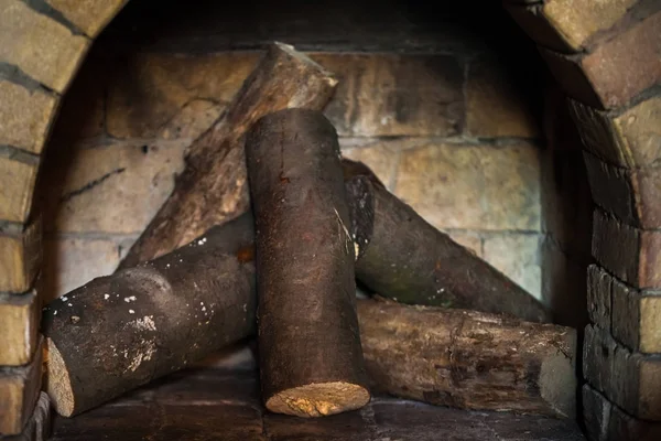 石造りの暖炉と薪火のない、冬 — ストック写真