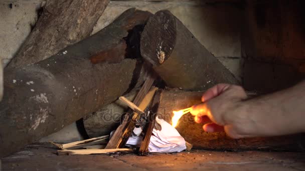 Fogo Queima Uma Lareira Fogo Para Manter Calor — Vídeo de Stock