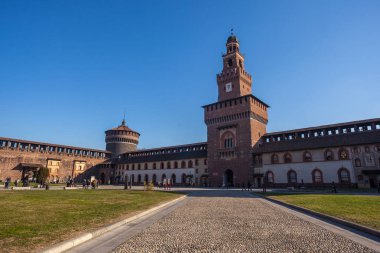 12.12.2017; Milan, İtalya - Milan görünümünde Sforza Kalesi. İtalyanca