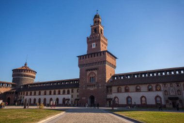 12.12.2017; Milan, İtalya - Milan görünümünde Sforza Kalesi. İtalyanca
