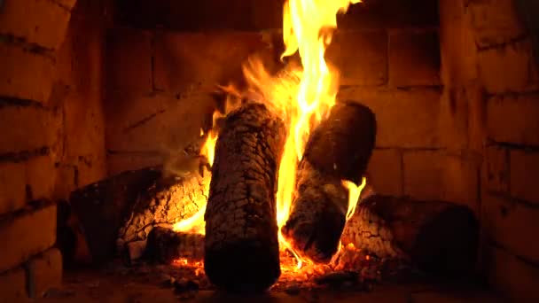 Fogo Queima Uma Lareira Fogo Para Manter Calor — Vídeo de Stock