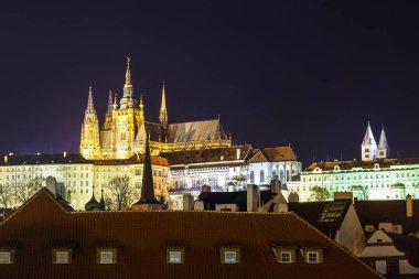 Prag gece görünümünde renkli ışıklar: antik tarihi binalar