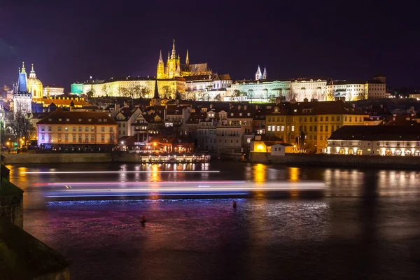 Vista nocturna de Praga en luces de color: antiguos edificios históricos — Foto de Stock