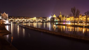 Charles Köprüsü ve Vltava Pragu gece boyunca binalar