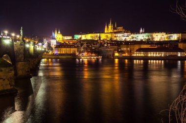 Prag gece görünümünde renkli ışıklar: antik tarihi binalar