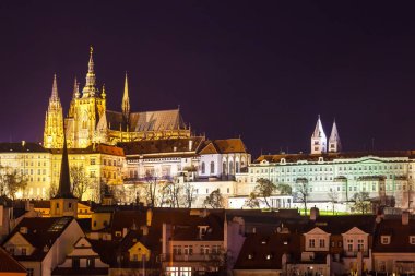 Prag gece görünümünde renkli ışıklar: antik tarihi binalar