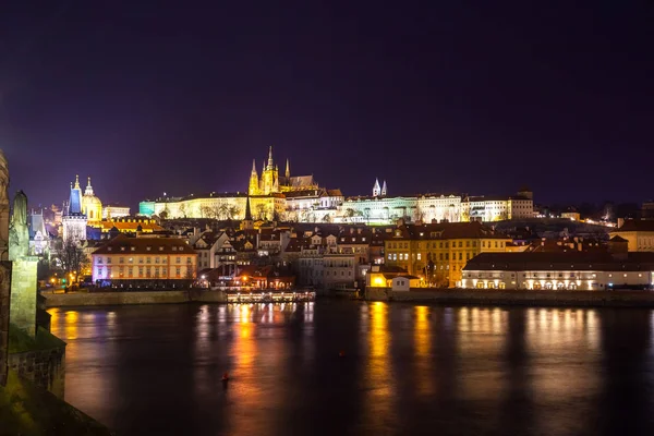 Vista nocturna de Praga en luces de color: antiguos edificios históricos — Foto de Stock
