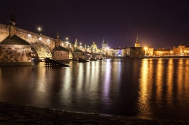 Charles Köprüsü ve Vltava Pragu gece boyunca binalar