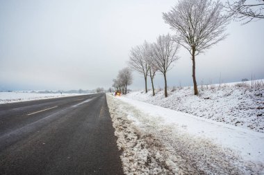 kar, kış manzara Bisiklet yoldan traktör temizler