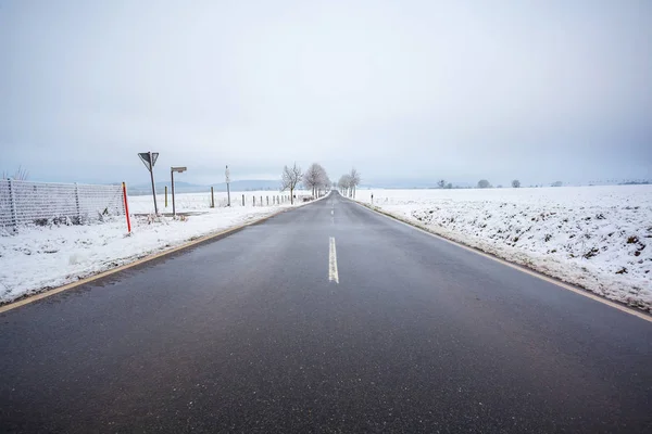 Зимний пейзаж в Германии, дорога, Геррхаузен, Гослар — стоковое фото