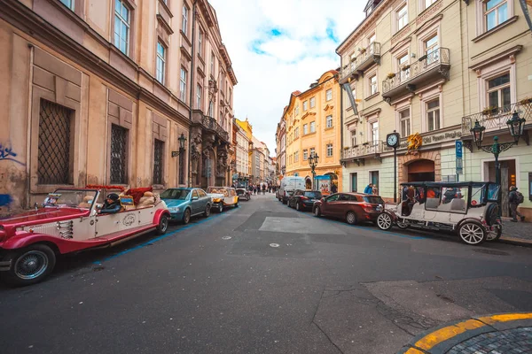 25.01.2018 Praga, República Checa - coches viejos para un recorrido a pie — Foto de Stock