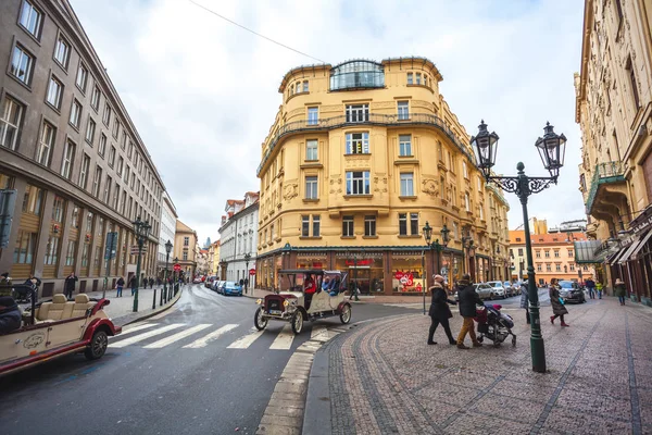 25.01.2018 Praga, República Checa - coches viejos para un recorrido a pie — Foto de Stock