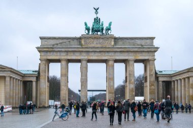 19.01.2018 Berlin, Germania - altında çeşitli tanımlanamayan kişi 