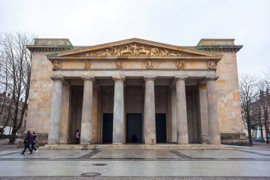 Berlin Neue Wache Savaş Anıtı wa tüm kurbanlarına adanmış