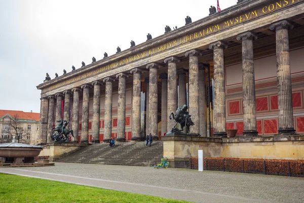ベルリンの博物館島に旧博物館の建物 — ストック写真