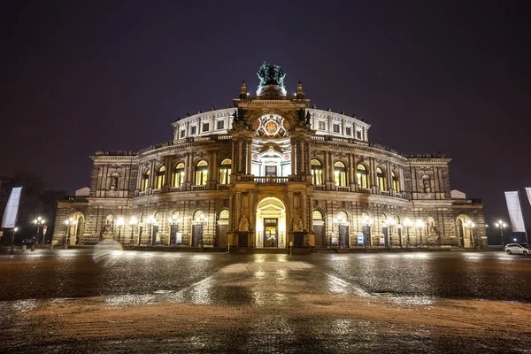 Semper Opera House por la noche en Dresde; Alemania —  Fotos de Stock