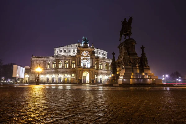 Оперного театру Семпер вночі в Дрездені; Німеччина — стокове фото