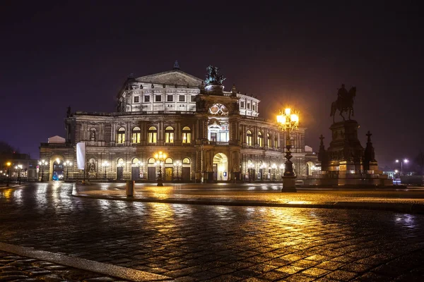 Semper Opera House por la noche en Dresde; Alemania —  Fotos de Stock