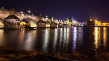 Charles Köprüsü ve Vltava Pragu gece boyunca binalar
