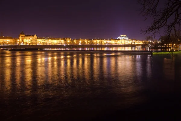 La nuit Vue sur le Théâtre National de Prague au-dessus de la rivière Vl — Photo