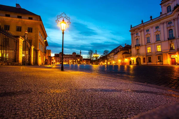 Natt torget i gamla stan i Prag slott område. Tjeckien — Stockfoto