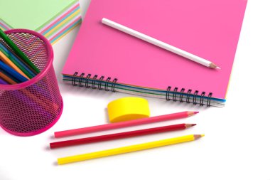 sepet, silgi ve beyaz arka üstünde defter renkli kalemler