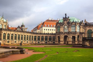 Zwinger Palace (mimar Matthaus Poppelmann) - Kraliyet Sarayı si