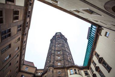 Dresden, Saksonya, Almanya saati ile eski churh Kulesi