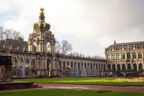 Palacio de Zwinger (arquitecto Matthaus Poppelmann) - palacio real si — Foto de Stock