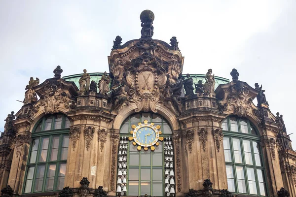 Detalle de una de las puertas del Palacio de Zwinger en Dresde, a b —  Fotos de Stock