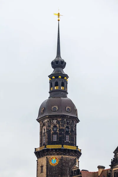 Old City, Dresden. En forntida klocktornet av det kungliga palatset. A — Stockfoto