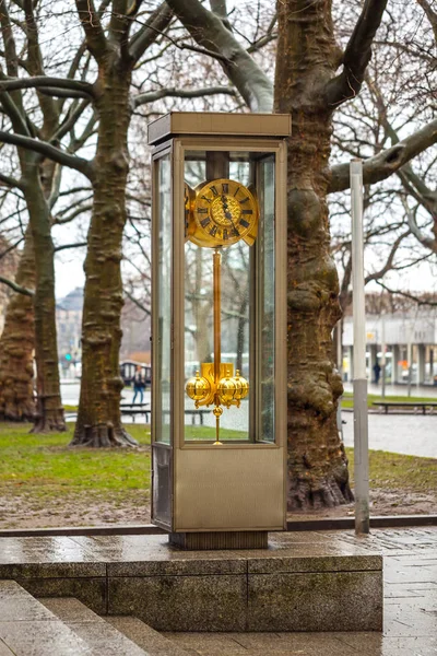 Годинник на вулиці, Дрезден, Саксонія, Німеччина — стокове фото
