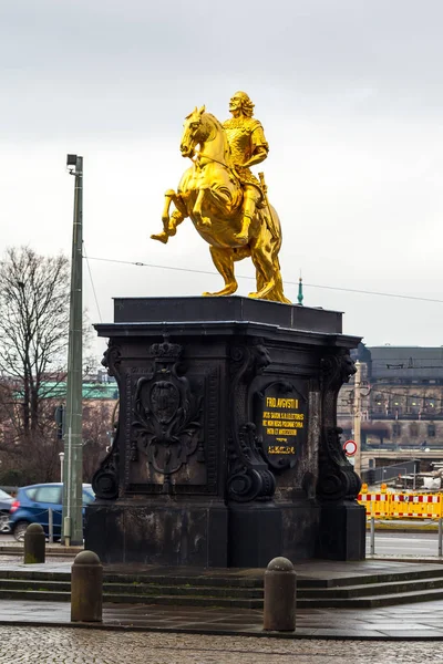 Caballo de oro "Goldener Reiter", la estatua de Agosto el Fuerte . — Foto de Stock