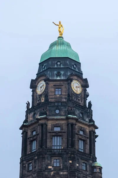Antigua torre de la iglesia con reloj en Dresde, Sajonia, Alemania —  Fotos de Stock
