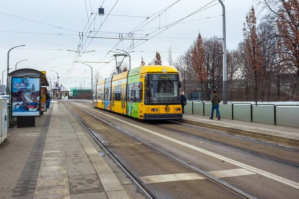 22.01.2018 Dresde; Alemania Tranvía en el camino en Dresde ciudad ce — Foto de Stock