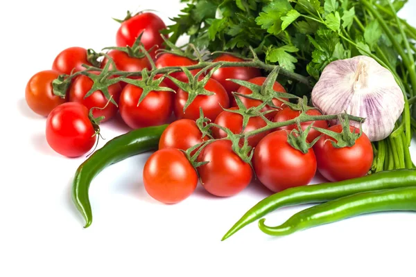 Tomates, poivrons verts et autres légumes sur fond blanc — Photo