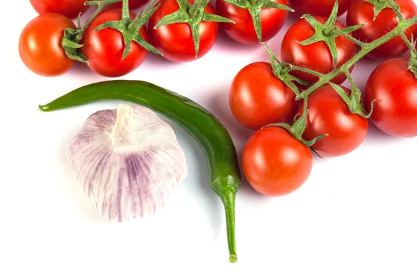 Tomates, pimientos verdes y otras verduras sobre un fondo blanco — Foto de Stock