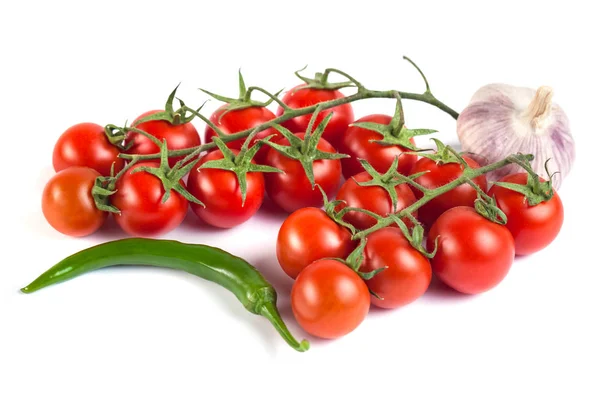 Tomates, pimientos verdes y otras verduras sobre un fondo blanco — Foto de Stock